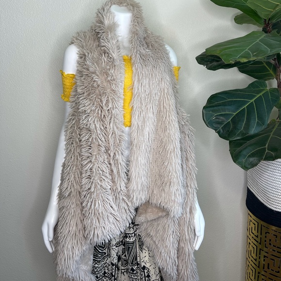Kensie faux fur open vest - Picture 2 of 13